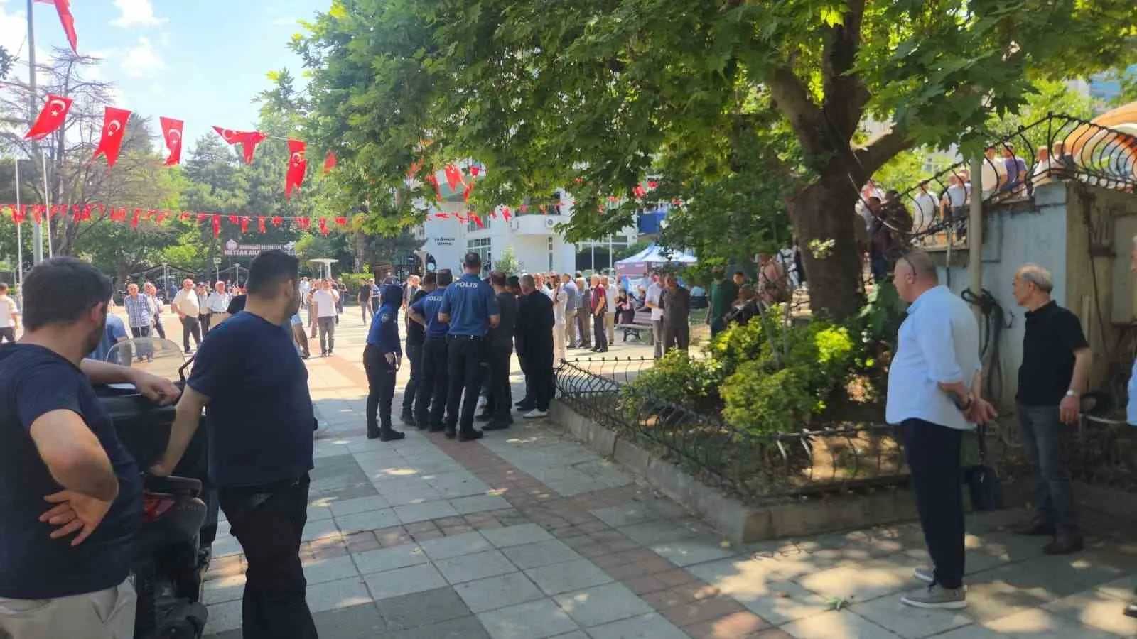 Bıçaklı kavgaya sivil polis havaya ateş ederek müdahale etti