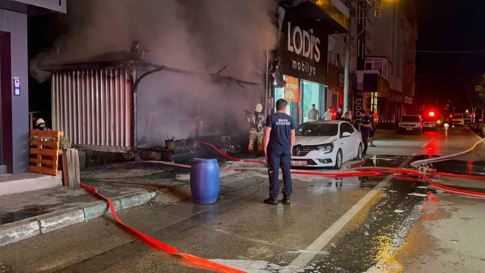 Bursa'da mobilya deposu alev alev yandı