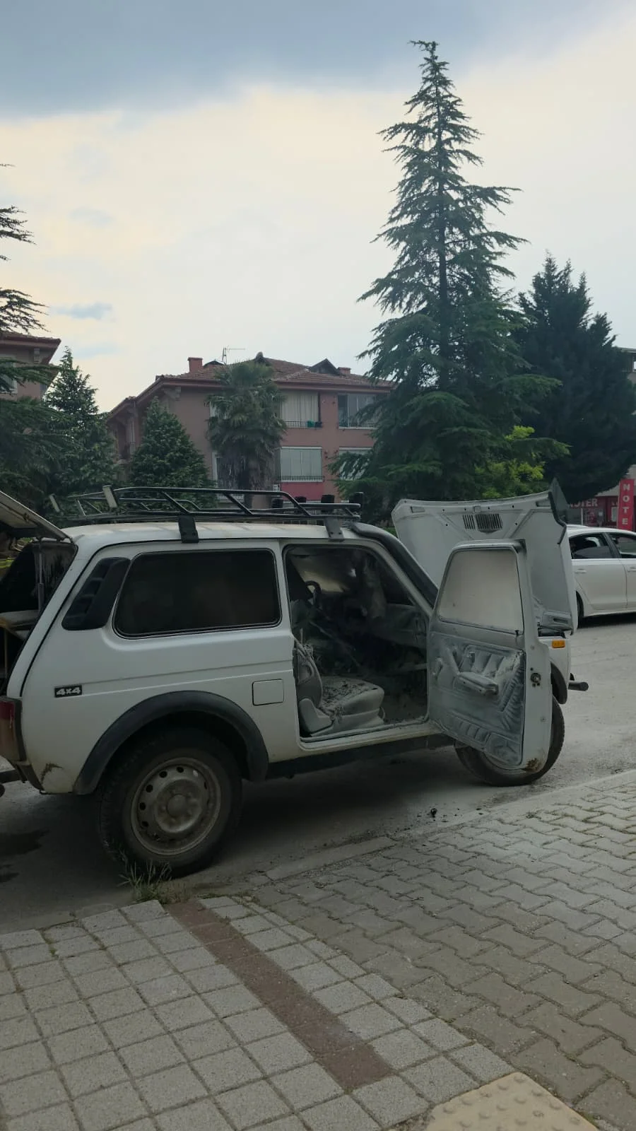 İnegöl'de araç yangını! Vatandaşlar seferber oldu