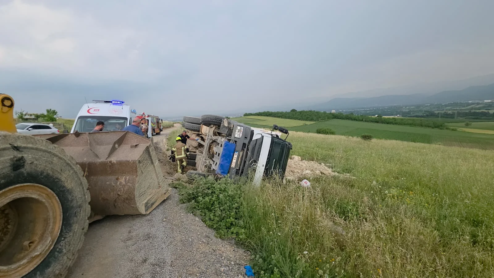İnegöl'de kamyon devrildi! Sürücü hastaneye kaldırıldı