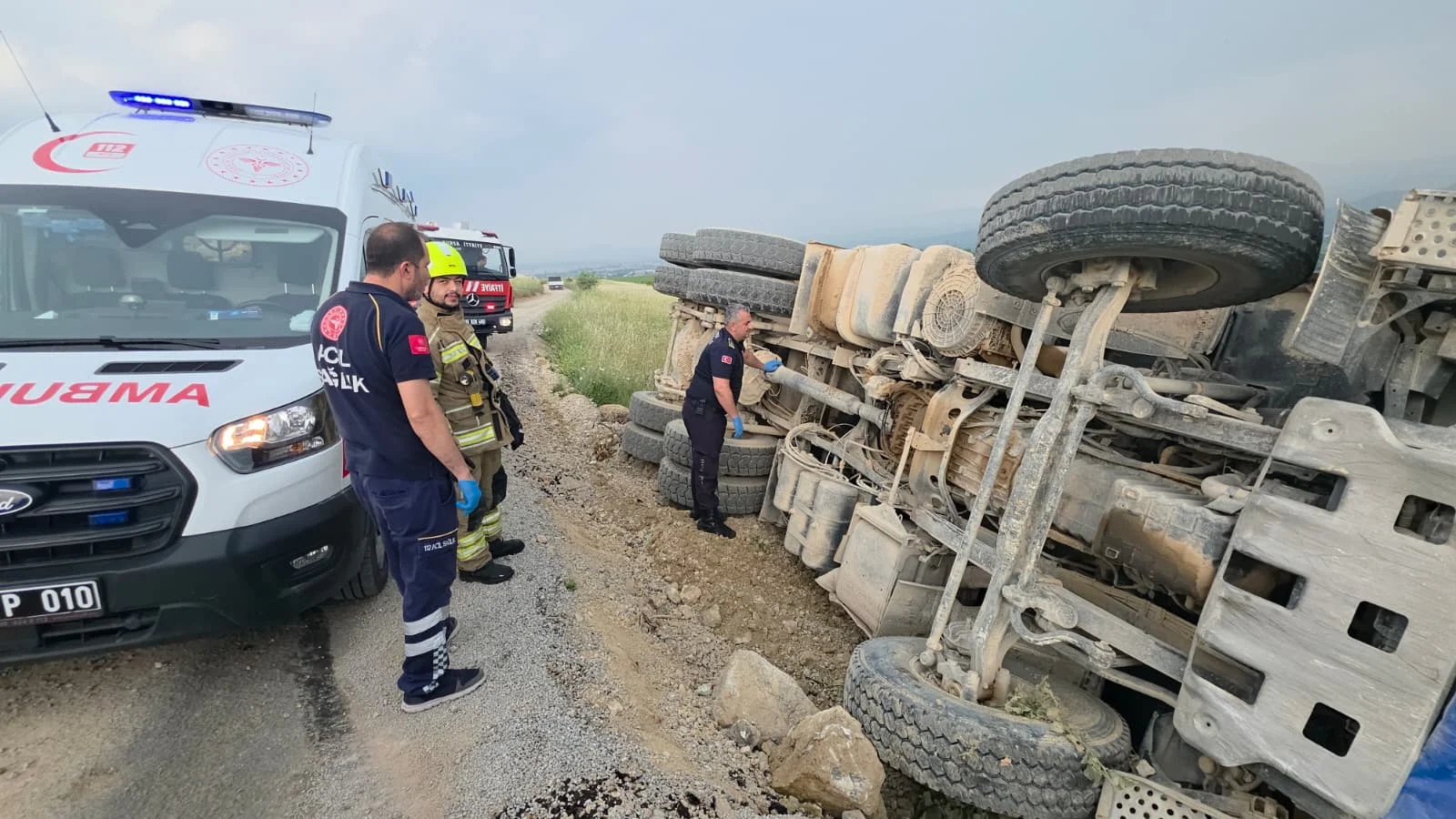 İnegöl'de kamyon devrildi! Sürücü hastaneye kaldırıldı