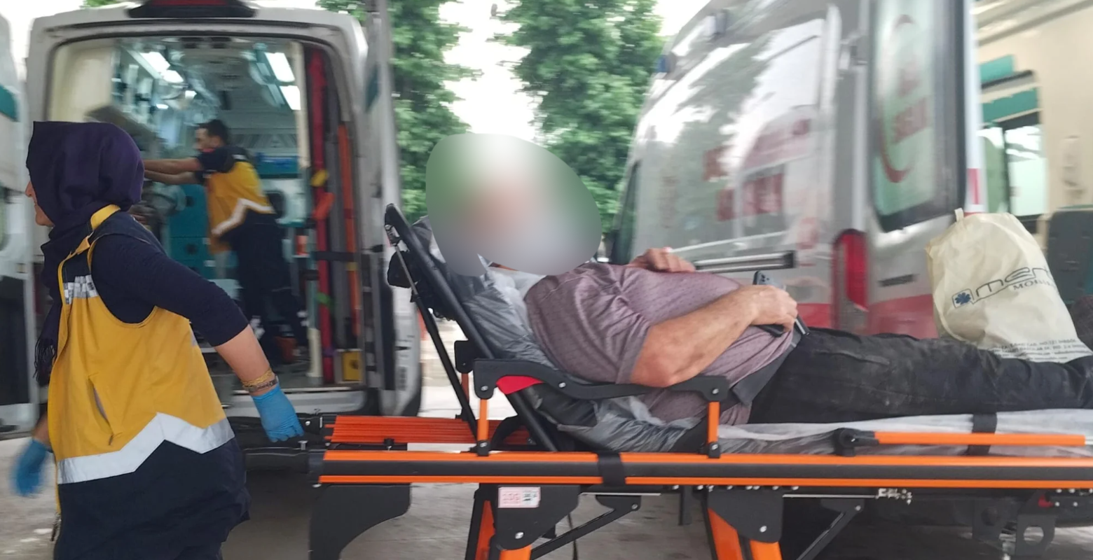 İnegöl'de kamyon devrildi! Sürücü hastaneye kaldırıldı