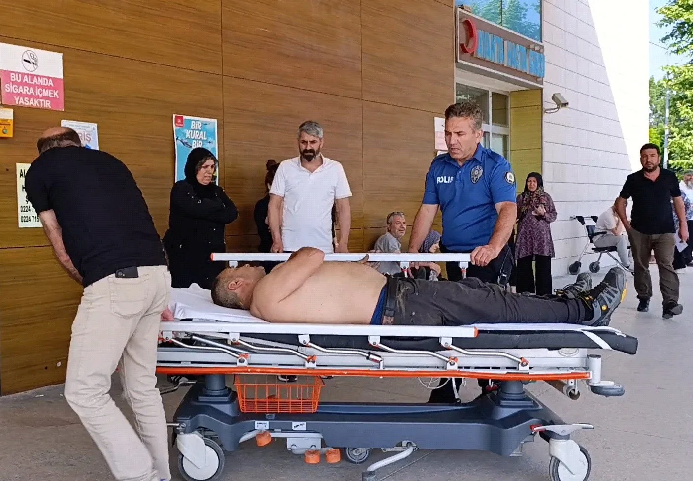 Kiraz toplamak için ağaca çıktı, düşerek ağır yaralandı