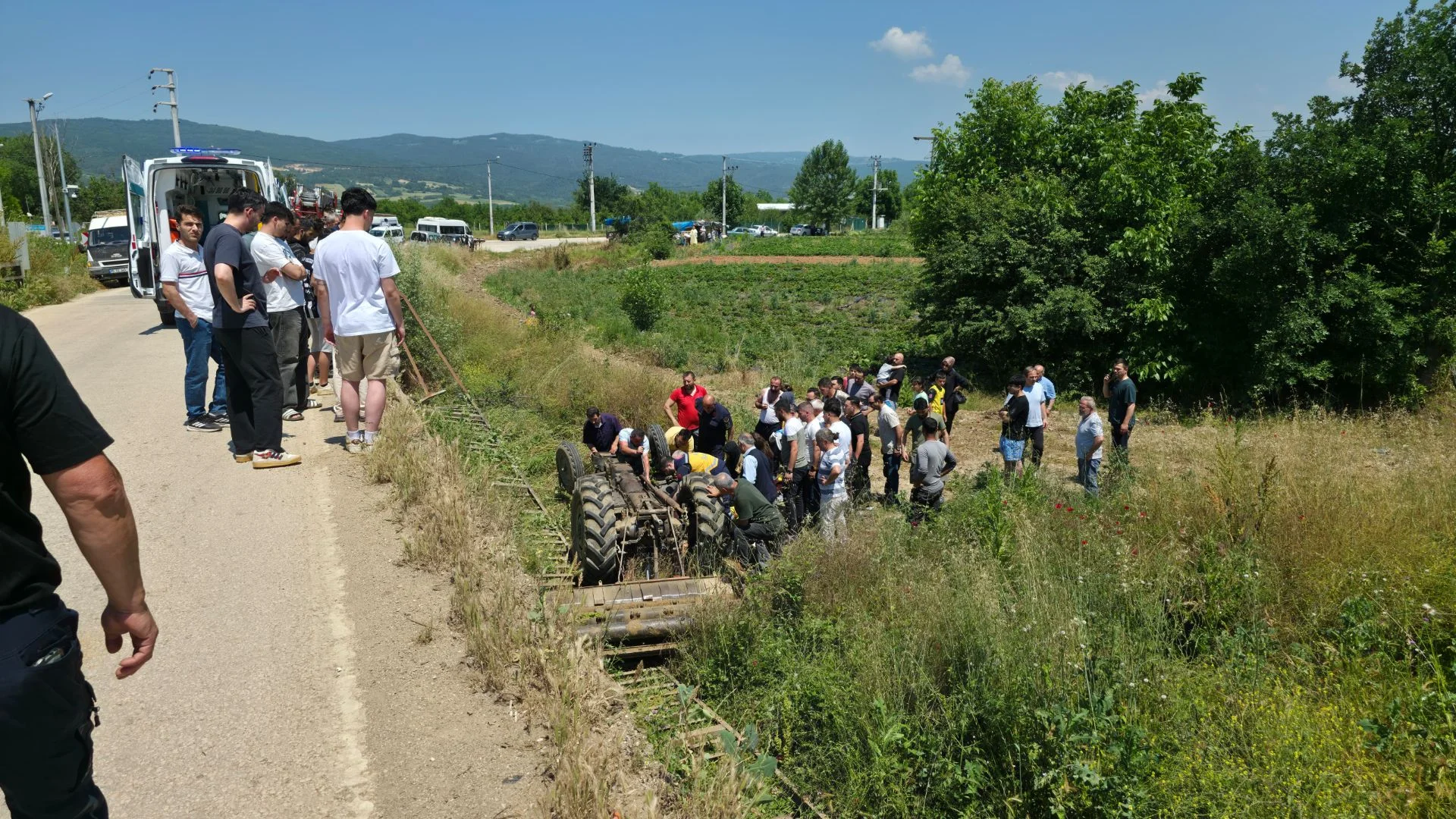 Traktör Köprüden Uçtu, Sürücü Altında Kaldı Traktör Köprüden Uçtu, Sürücü Altında Kaldı