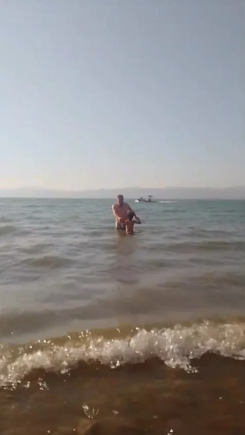 Oğlunu kurtardı, kendisi dalgalara yenildi