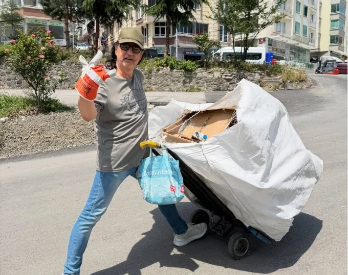 Çelik Samsun sokaklarında kağıt topladı, sözleri gündem oldu