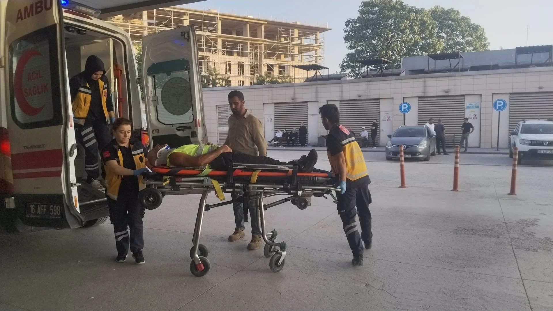 İnegöl'de talihsiz işçi gözünü hastanede açtı