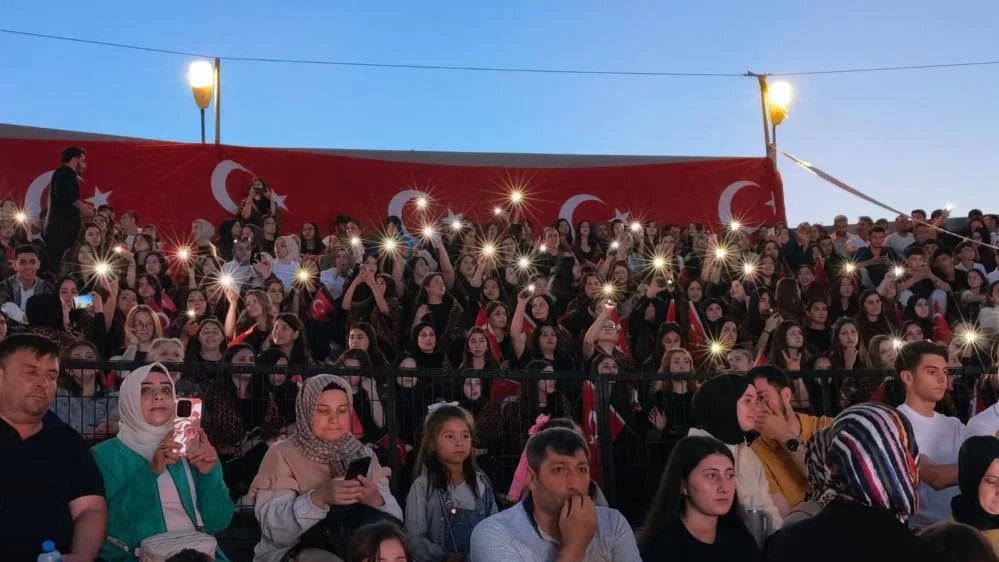 İnegöl'de 1000 yıllık şed kuşanma töreniyle bin 87 öğrenci uğurlandı