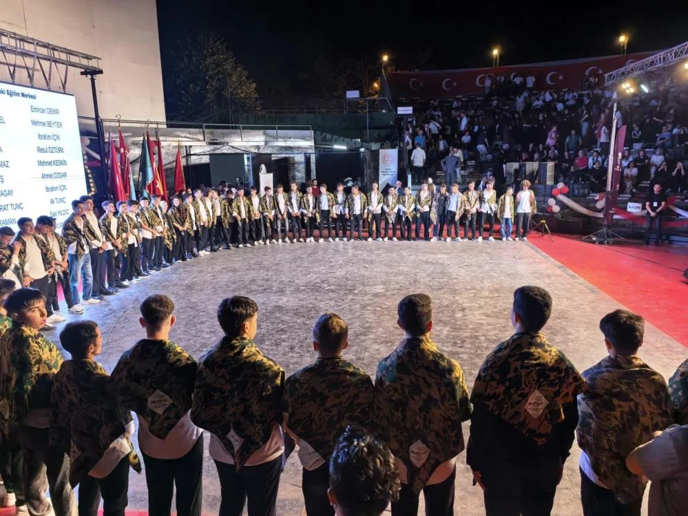 İnegöl'de 1000 yıllık şed kuşanma töreniyle bin 87 öğrenci uğurlandı