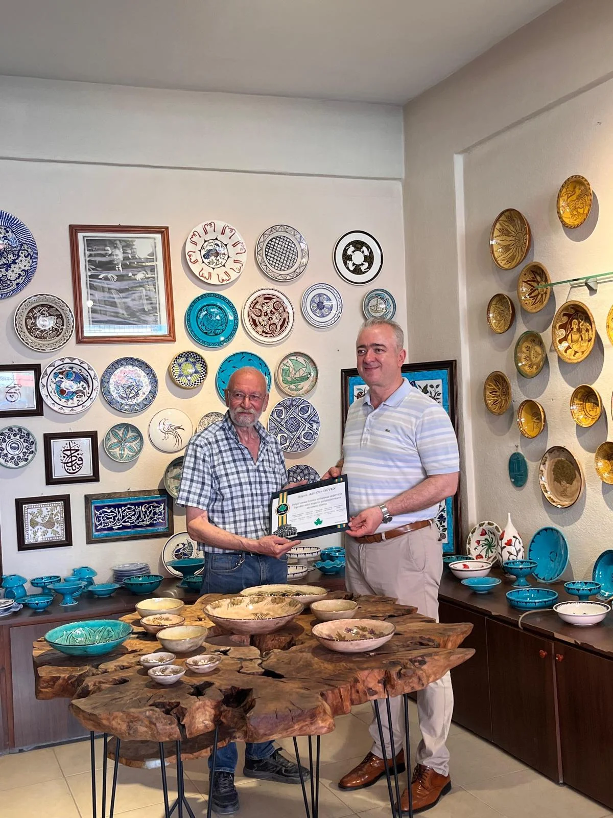 Dünyaca ünlü İnegöllü sanatçıya İnegöl'den vefa ziyareti Dünyaca ünlü İnegöllü sanatçıya İnegöl'den vefa ziyareti