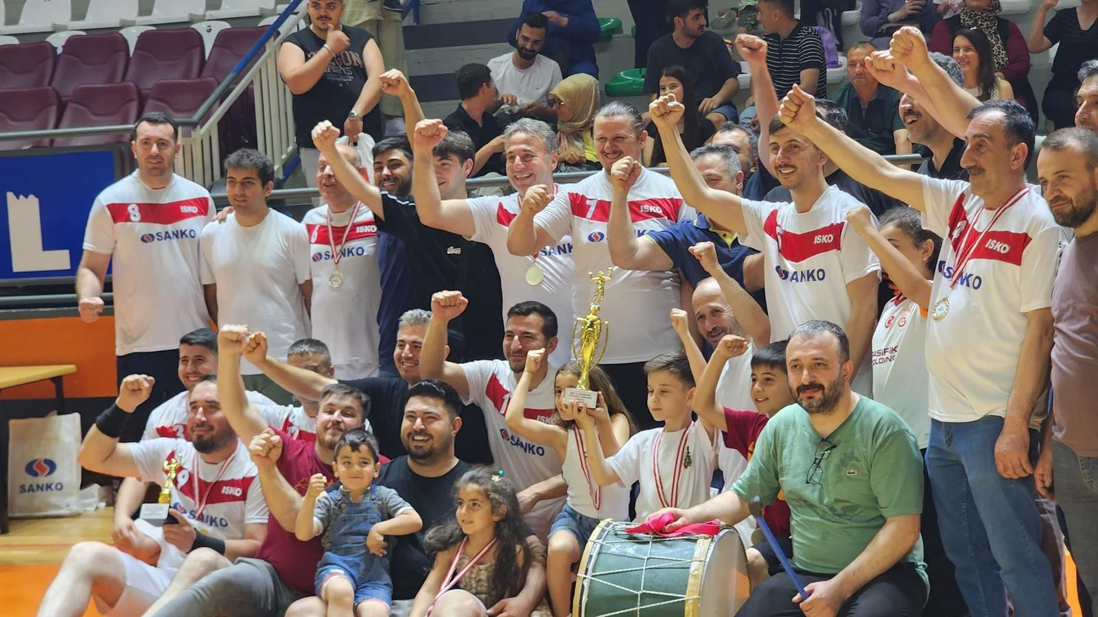 İSKO’da Voleybol Heyecanı Sona Erdi! Şampiyon Belli Oldu İSKO’da Voleybol Heyecanı Sona Erdi! Şampiyon Belli Oldu