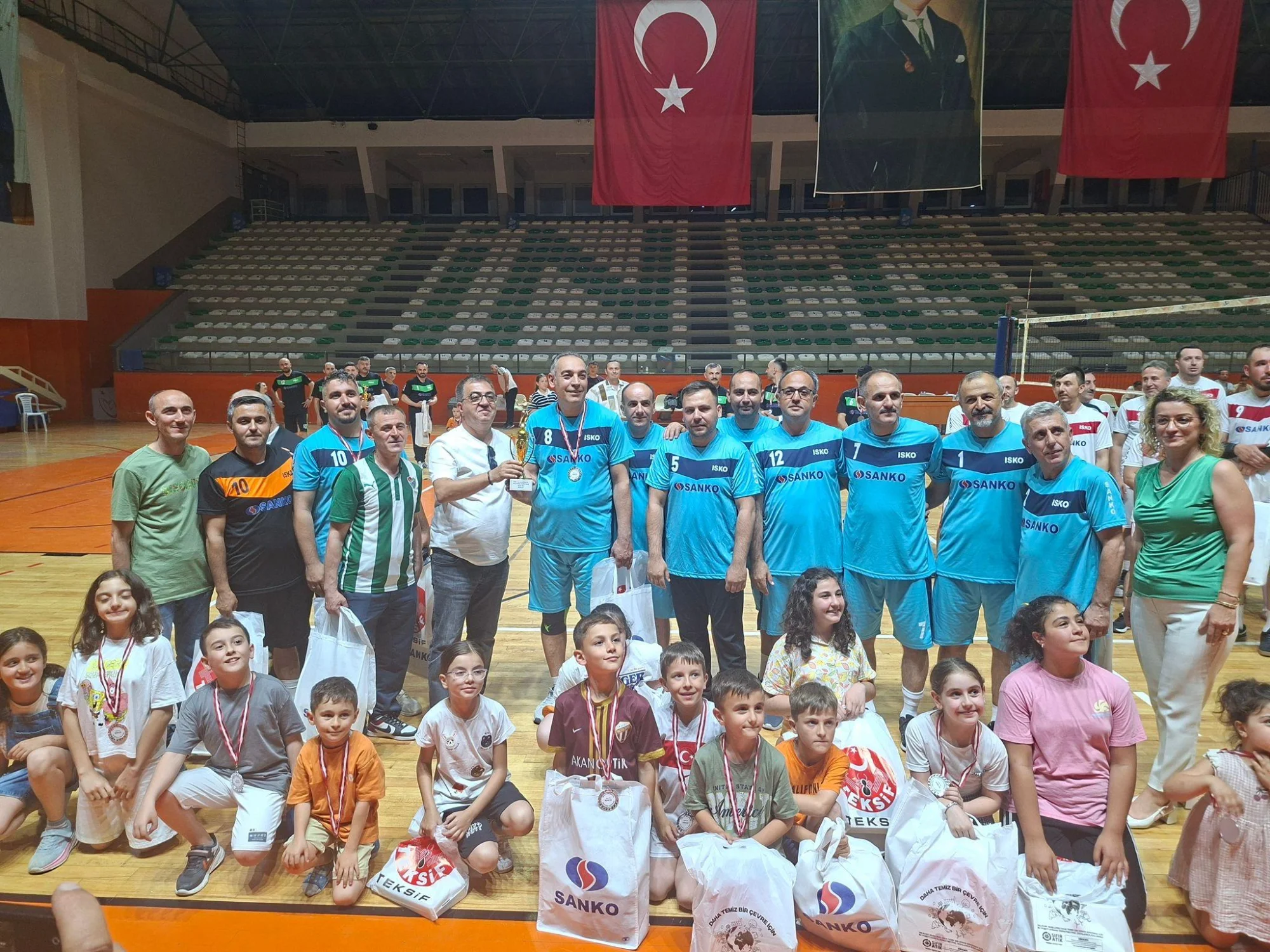 İSKO’da Voleybol Heyecanı Sona Erdi! Şampiyon Belli Oldu İSKO’da Voleybol Heyecanı Sona Erdi! Şampiyon Belli Oldu