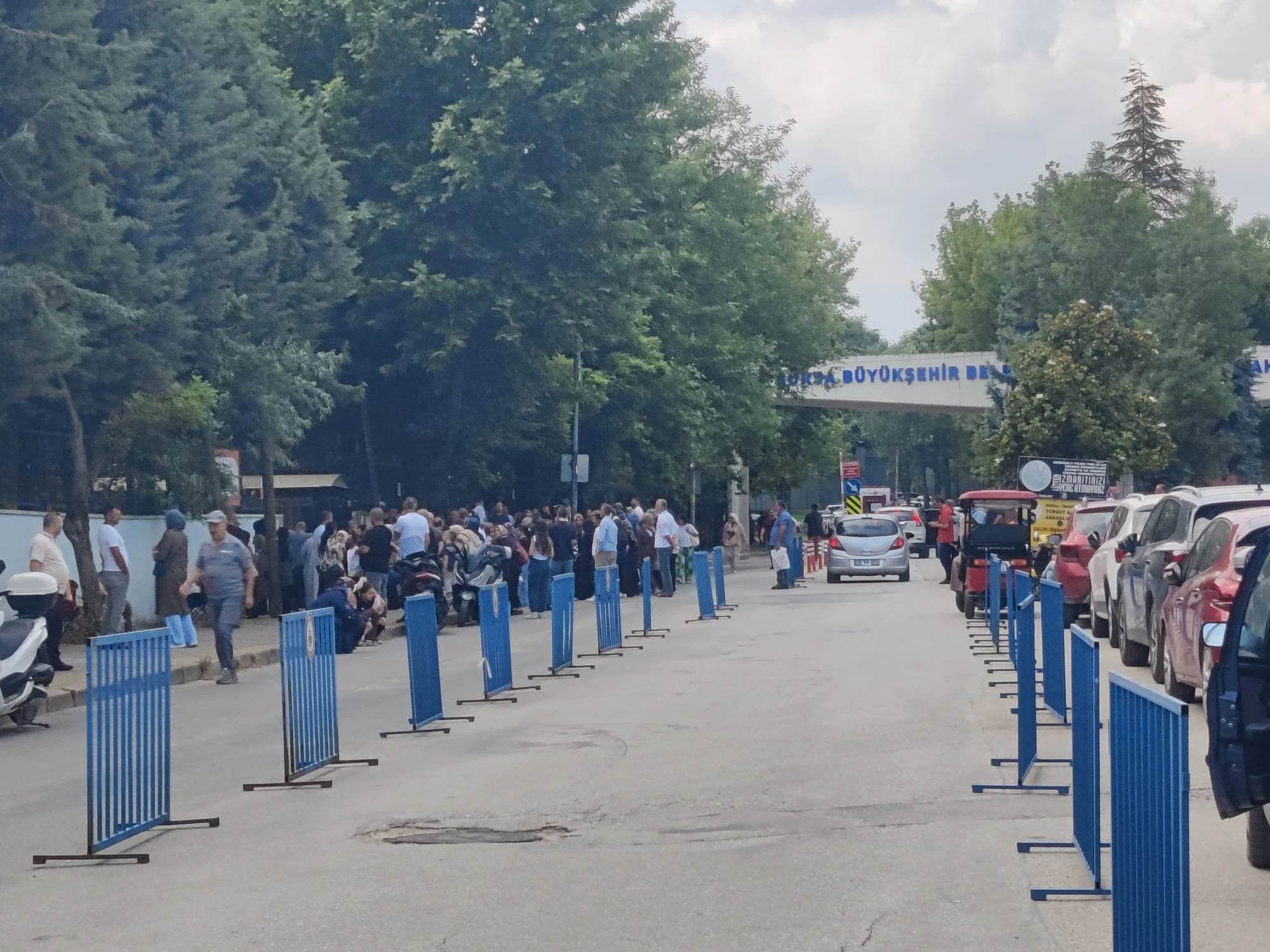 İnegöl’de LGS Heyecanı! Veliler Okul Önlerinde Nefeslerini Tuttu İnegöl’de LGS Heyecanı! Veliler Okul Önlerinde Nefeslerini Tuttu