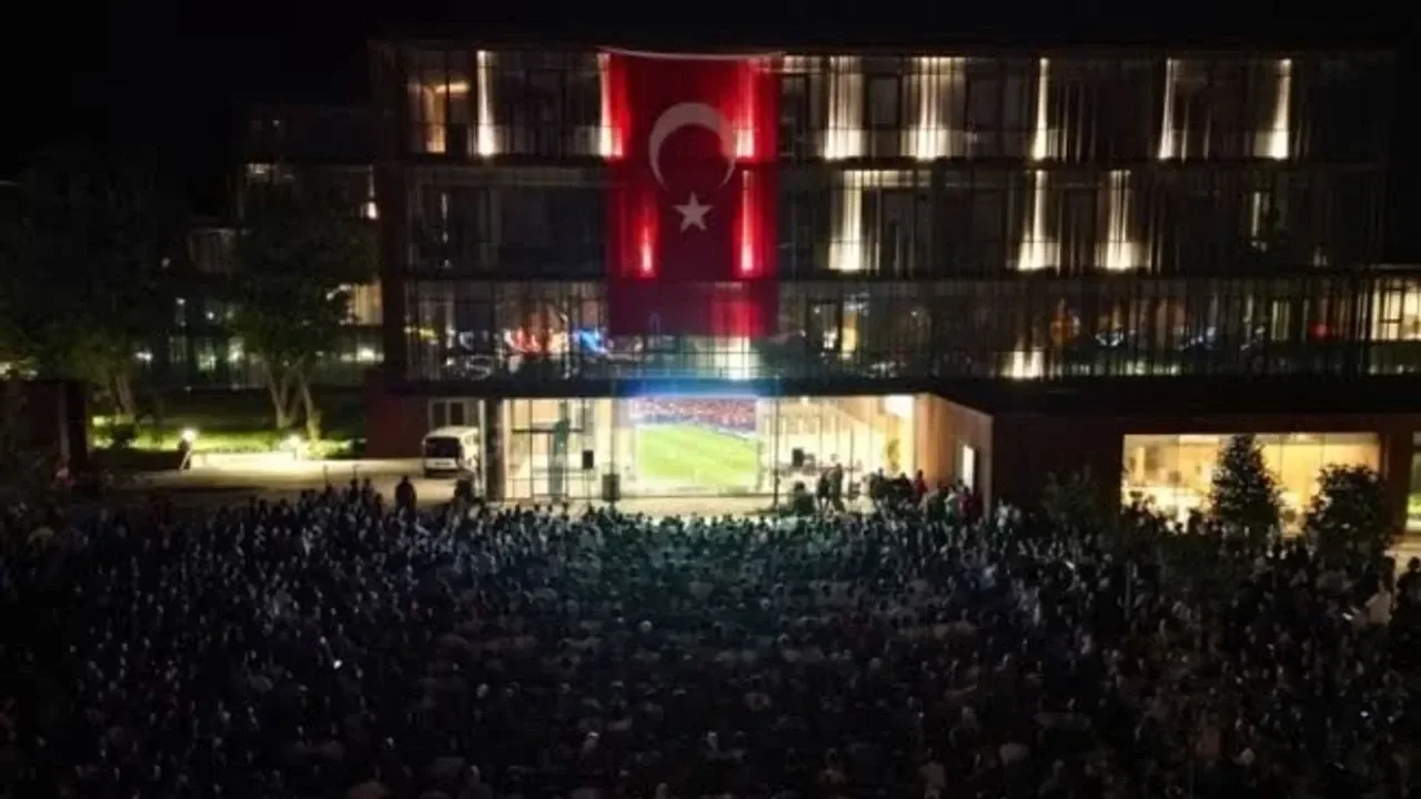 İnegöl’de dev ekranda milli maç yayını yağmura takıldı