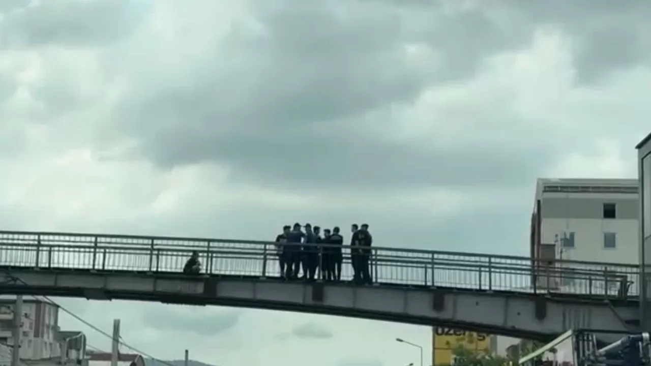 Köprüde hareketli dakikalar! İkna edilmeye çalışılıyor