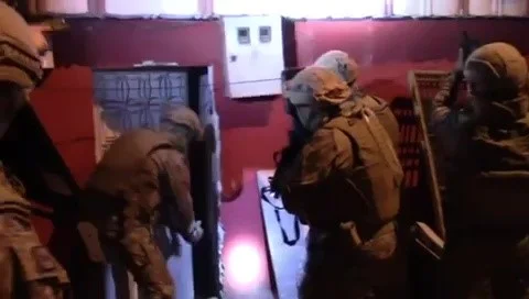 Kritik operasyonda koçbaşlarıyla kapılar kırıldı! 79 kişi tutuklandı Kritik operasyonda koçbaşlarıyla kapılar kırıldı! 79 kişi tutuklandı