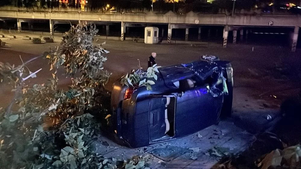 Trafik magandasının sıkıştırdığı araç kaza yaptı! 4 kişi hastanelik oldu Trafik magandasının sıkıştırdığı araç kaza yaptı! 4 kişi hastanelik oldu