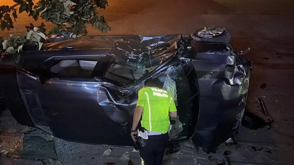 Trafik magandasının sıkıştırdığı araç kaza yaptı! 4 kişi hastanelik oldu
