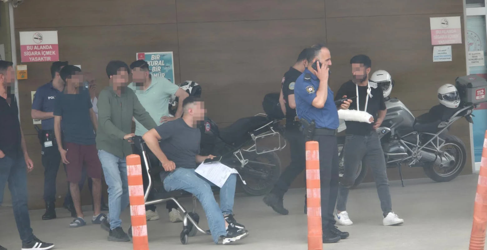 İnegöl'de çay bahçesinde ortalık karıştı! 2 kişi hastaneye kaldırıldı