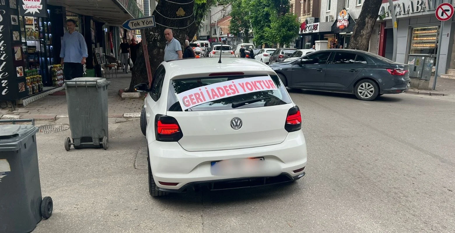 İnegöl'de aracına öyle bir yazı yazdırdı ki...