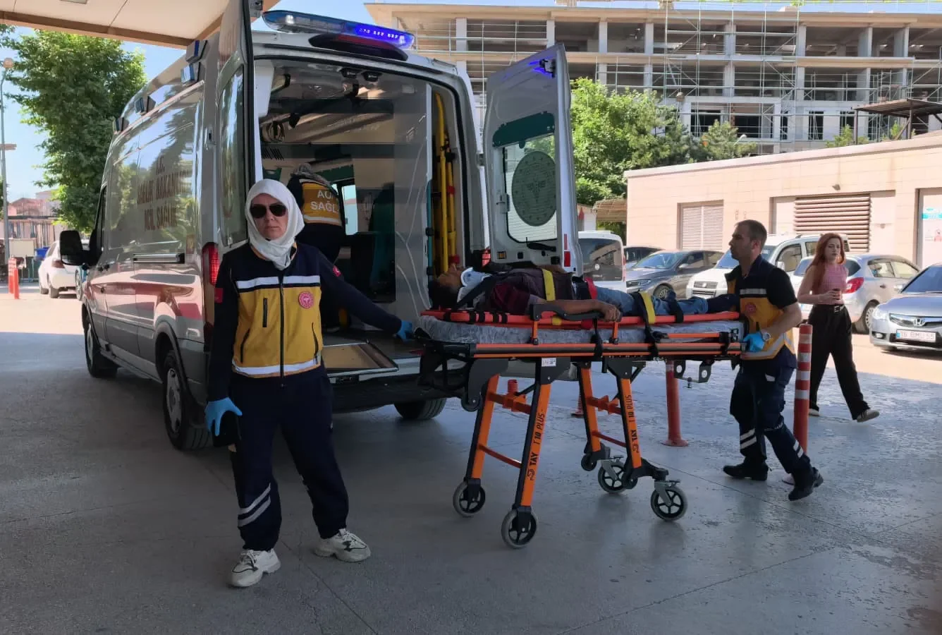 İnegöl'de römork koptu, traktör sürücüsünün üzerinden geçti İnegöl'de römork koptu, traktör sürücüsünün üzerinden geçti