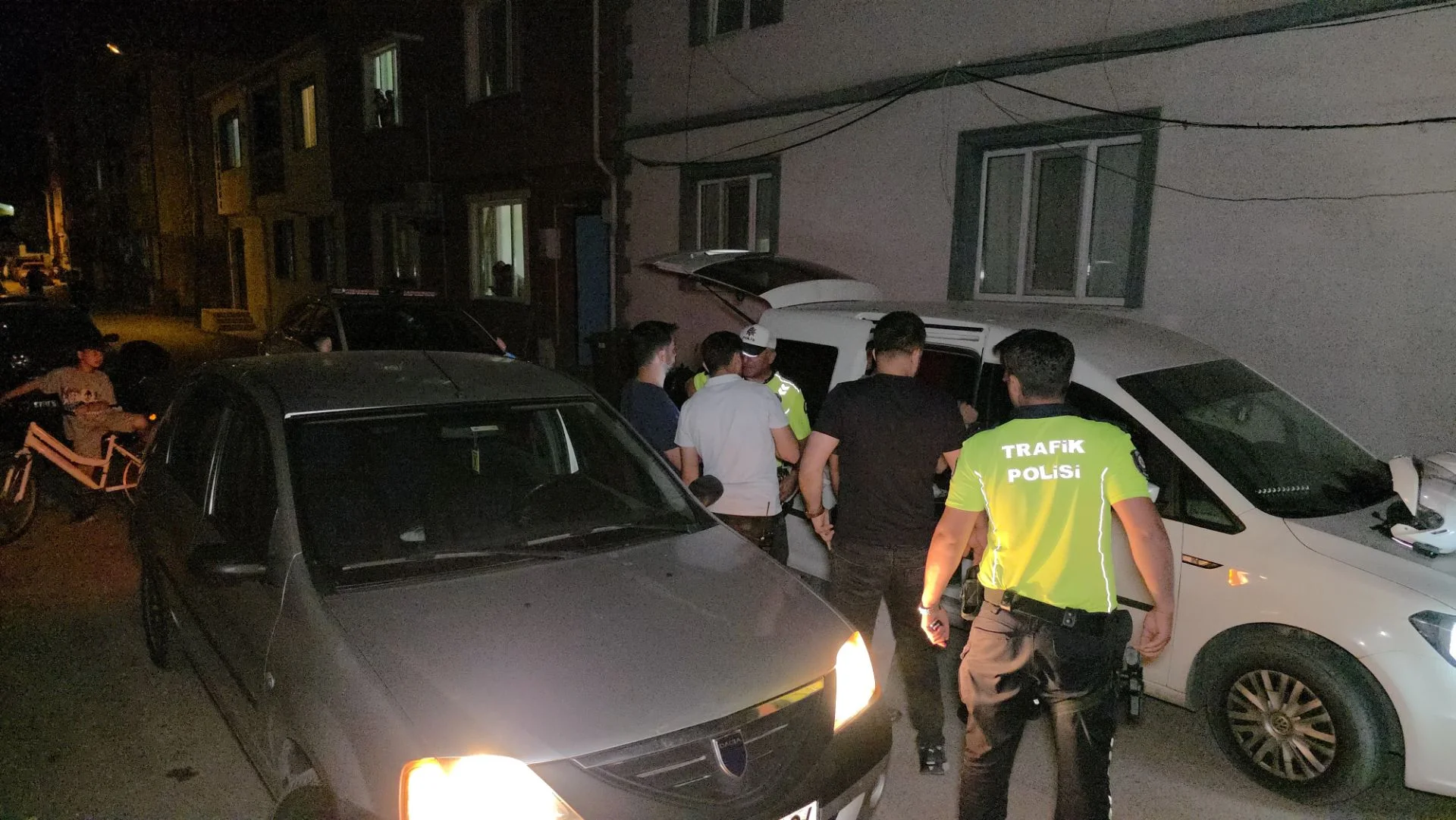 İnegöl'de hareketli gece mahalleli sokağa döküldü