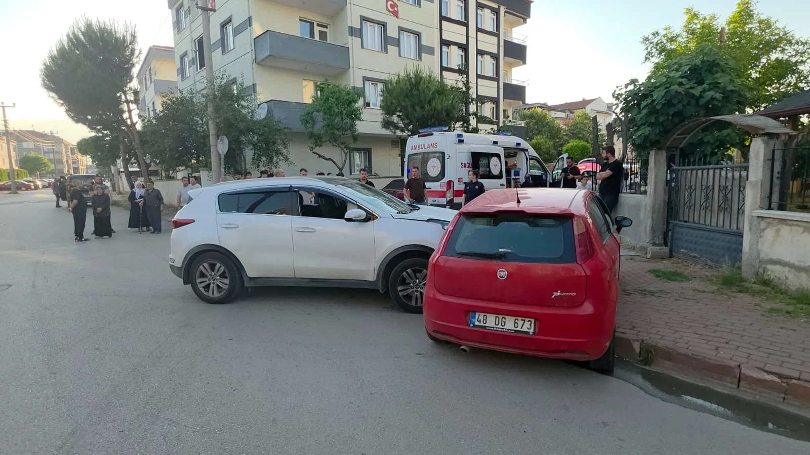 İnegöl'de iki otomobil çarpıştı: 2 kişi yaralandı