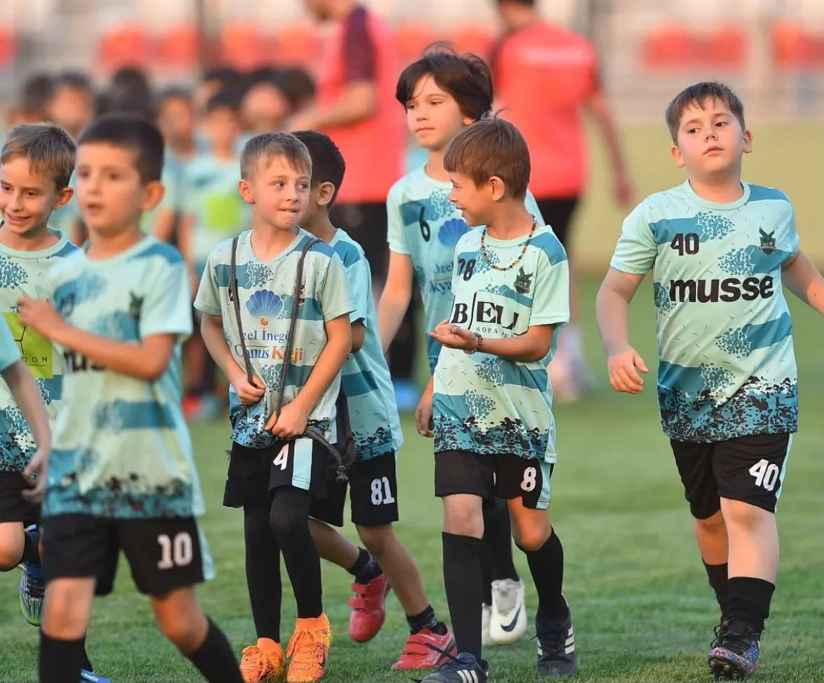 Kafkasspor’da Çocuklar Sadece Futbol Değil, Hayatı da Öğreniyor