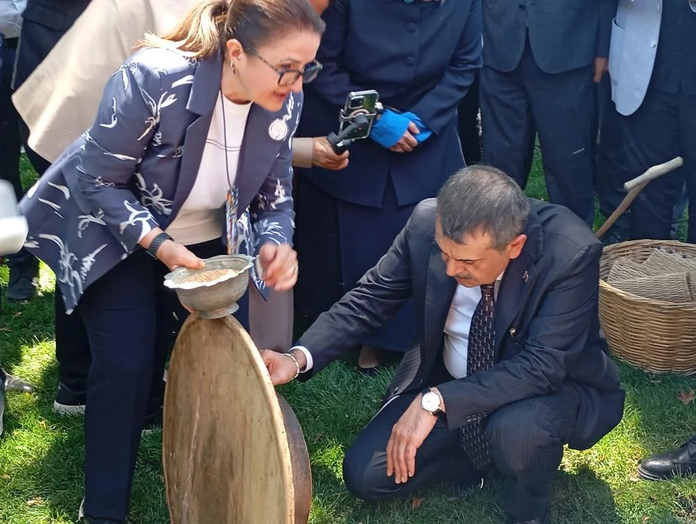 Bakan Yusuf Tekin Bursa'da Peynir Tattı, Türkü Söyledi Bakan Yusuf Tekin Bursa'da Peynir Tattı, Türkü Söyledi