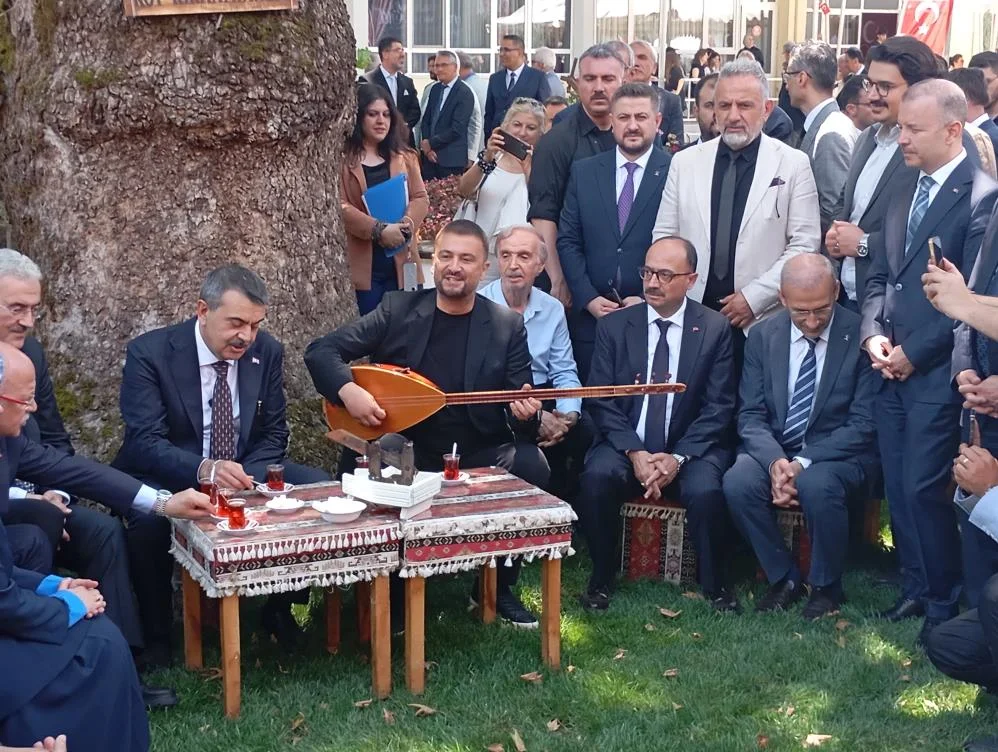 Bakan Yusuf Tekin Bursa'da Peynir Tattı, Türkü Söyledi