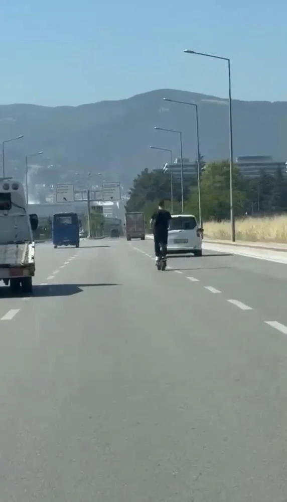 Scooter sürücüsü ölümle dans etti