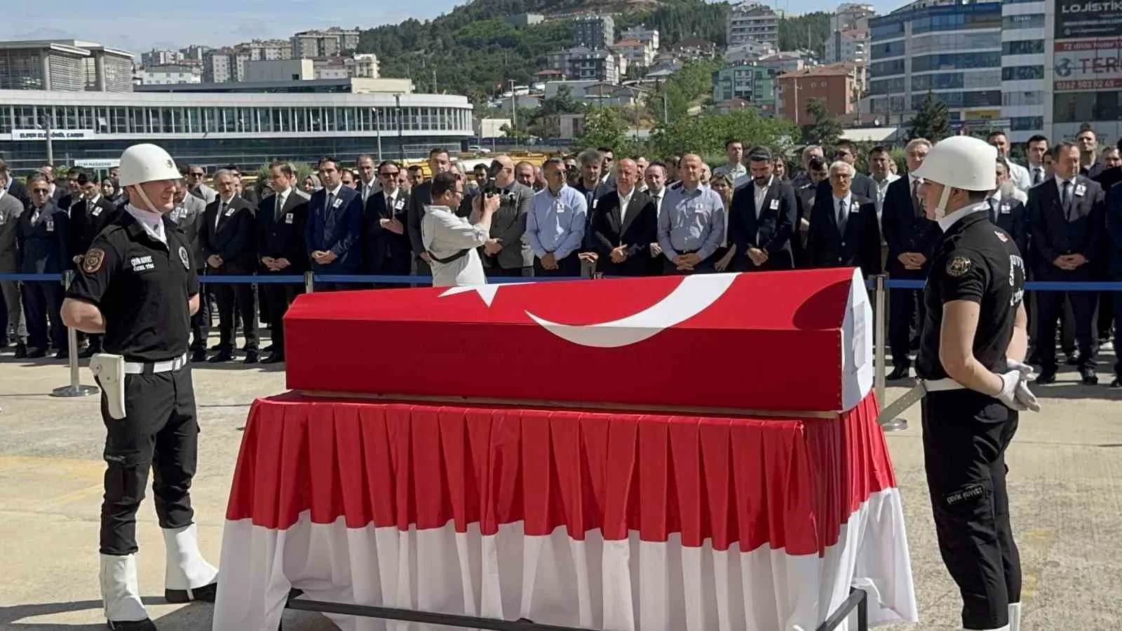 Duruşma sırasında hayatını kaybeden savcı için duygusal tören