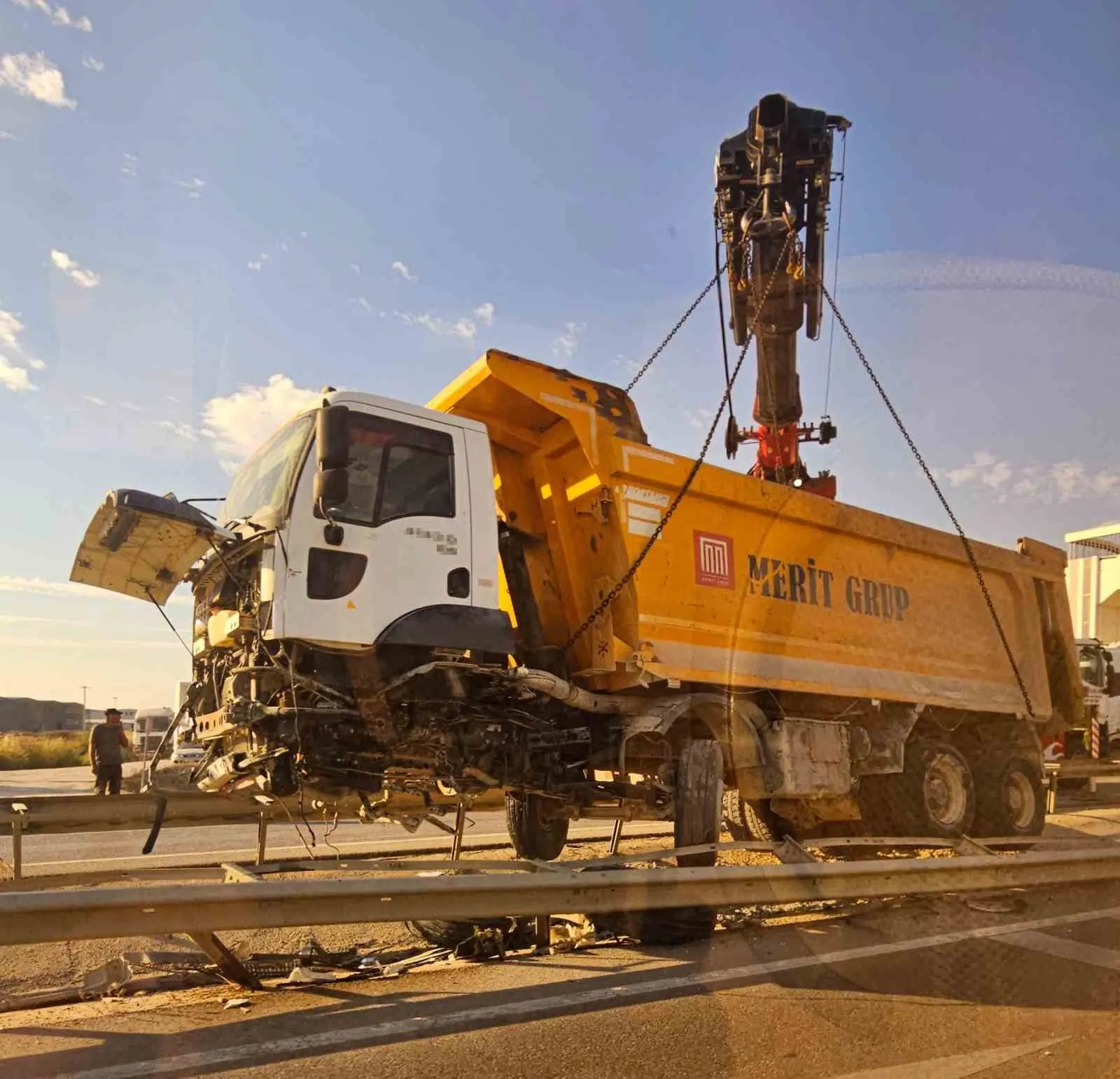 Hafriyat kamyonu refüje girdi, trafik felç oldu