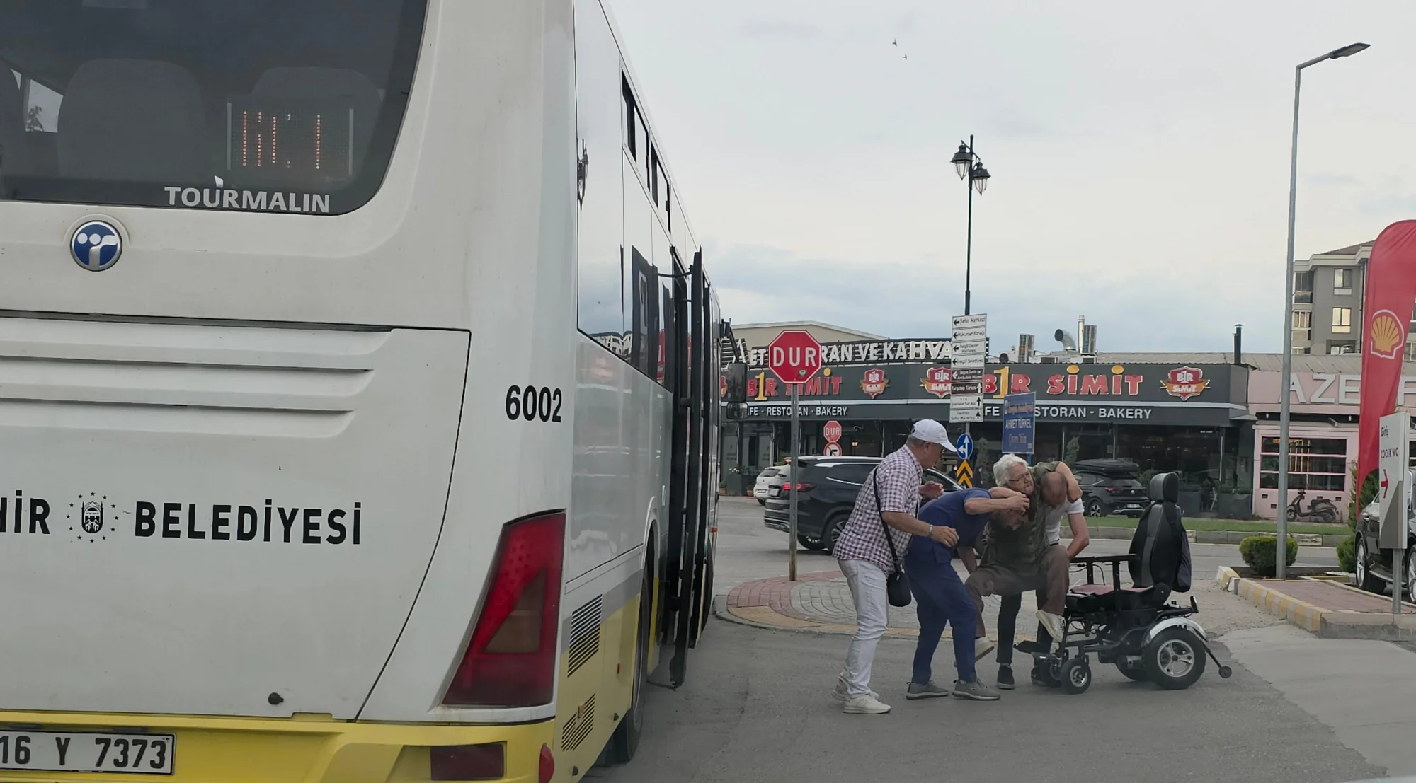 İnegöl'de otobüs şoföründen engelli yolcuya örnek destek