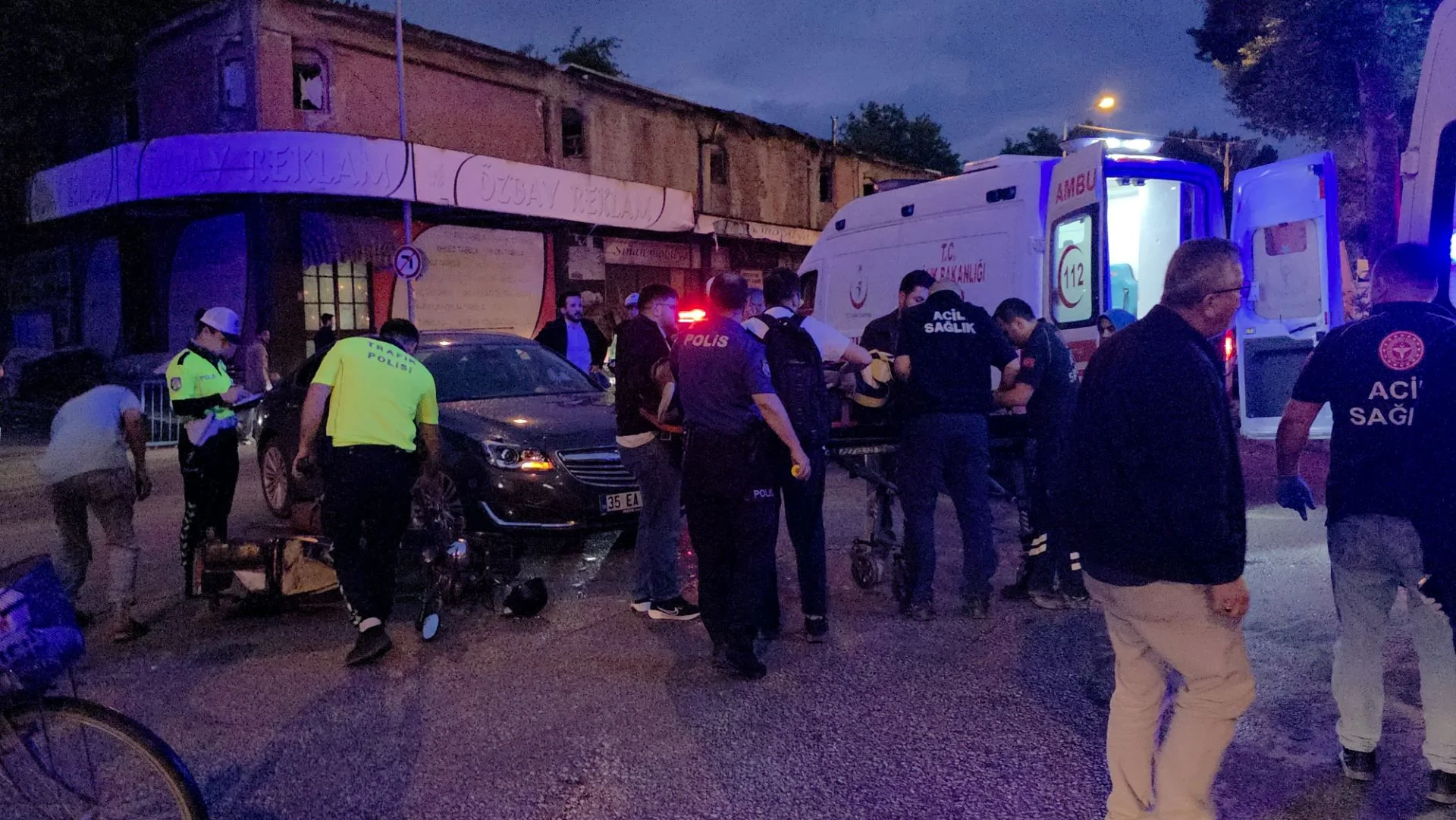 İnegöl'de otomobil ile motosiklet çarpıştı: 2 kişi yaralandı