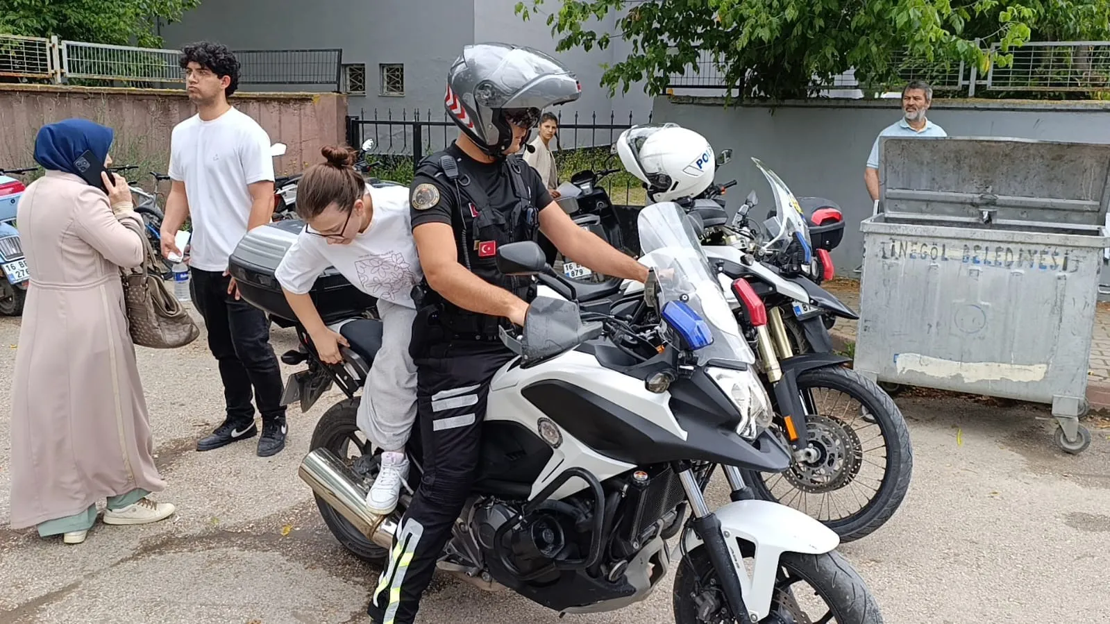 YKS’ye Dakikalar Kala Büyük Panik! İnegöl’de Polis Öğrenciyi Sınava Yetiştirdi