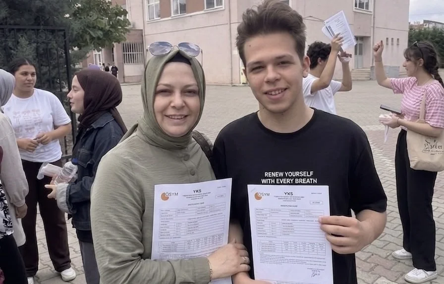 Anne oğul aynı okulda sınava girdiler
