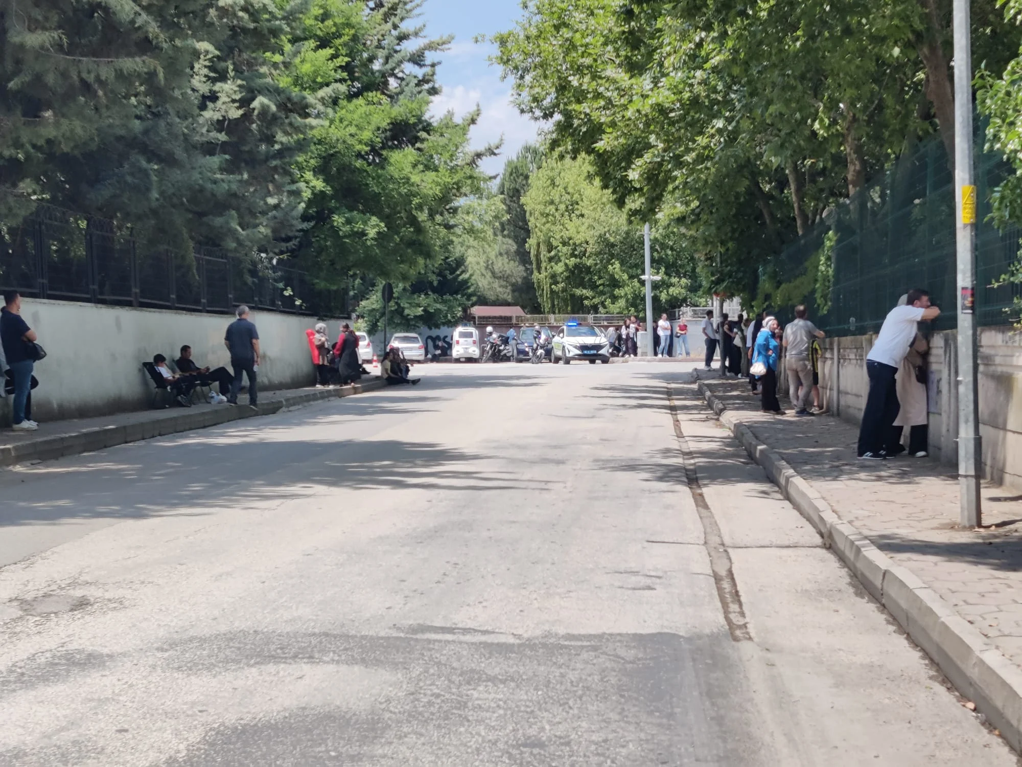 İnegöl’de YKS Heyecanı! Öğrenciler Sınavda, Aileler Dualarla Bekledi İnegöl’de YKS Heyecanı! Öğrenciler Sınavda, Aileler Dualarla Bekledi
