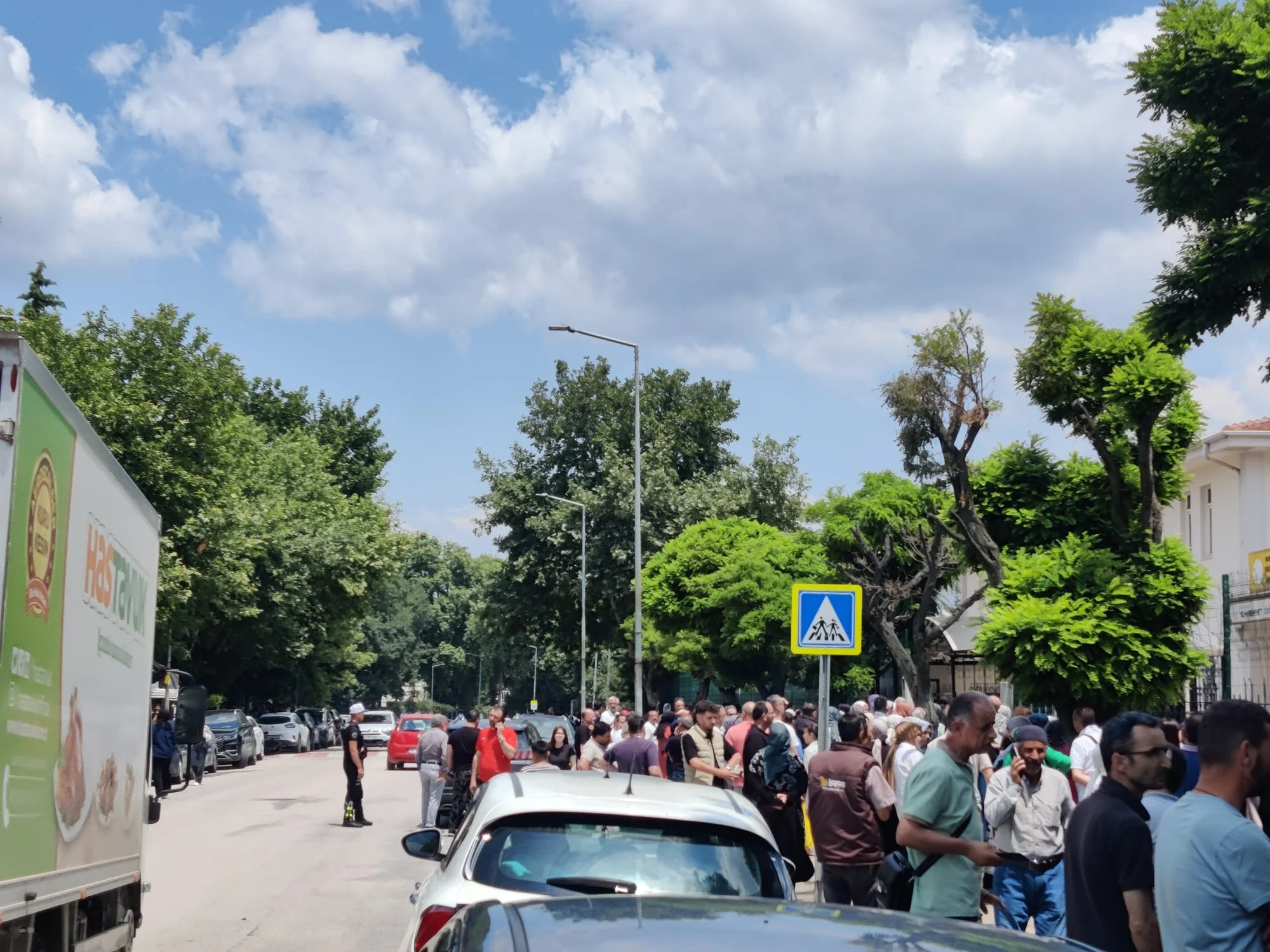 İnegöl’de YKS Heyecanı! Öğrenciler Sınavda, Aileler Dualarla Bekledi