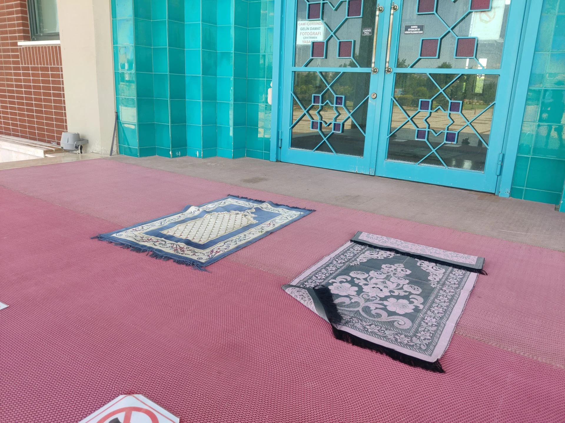 İnegöl’de Camiye Gelenler Şok Oldu! Kapıya 2 seccade koymuşlar