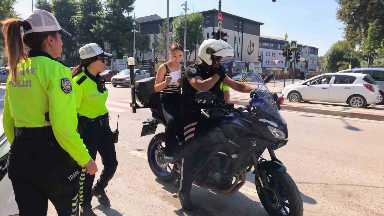 İnegöl’de motosikletli polis öğrenciyi YKS’ye son dakikada yetiştirdi