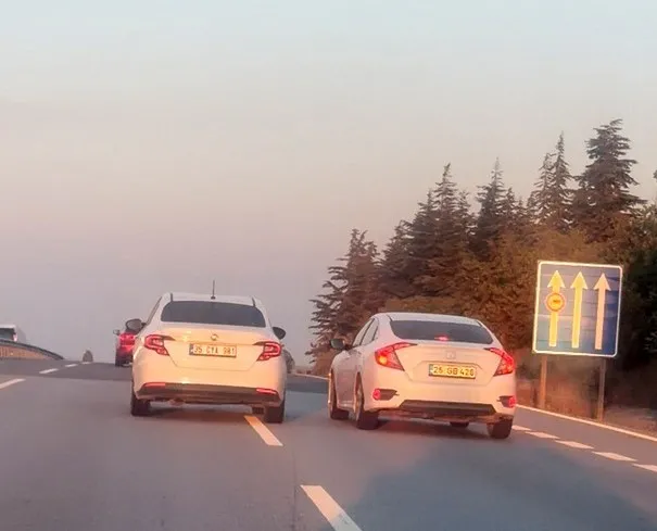Eskişehir- Bursa yolunda birbirini sıkıştıran 2 araç trafiği tehlikeye attı