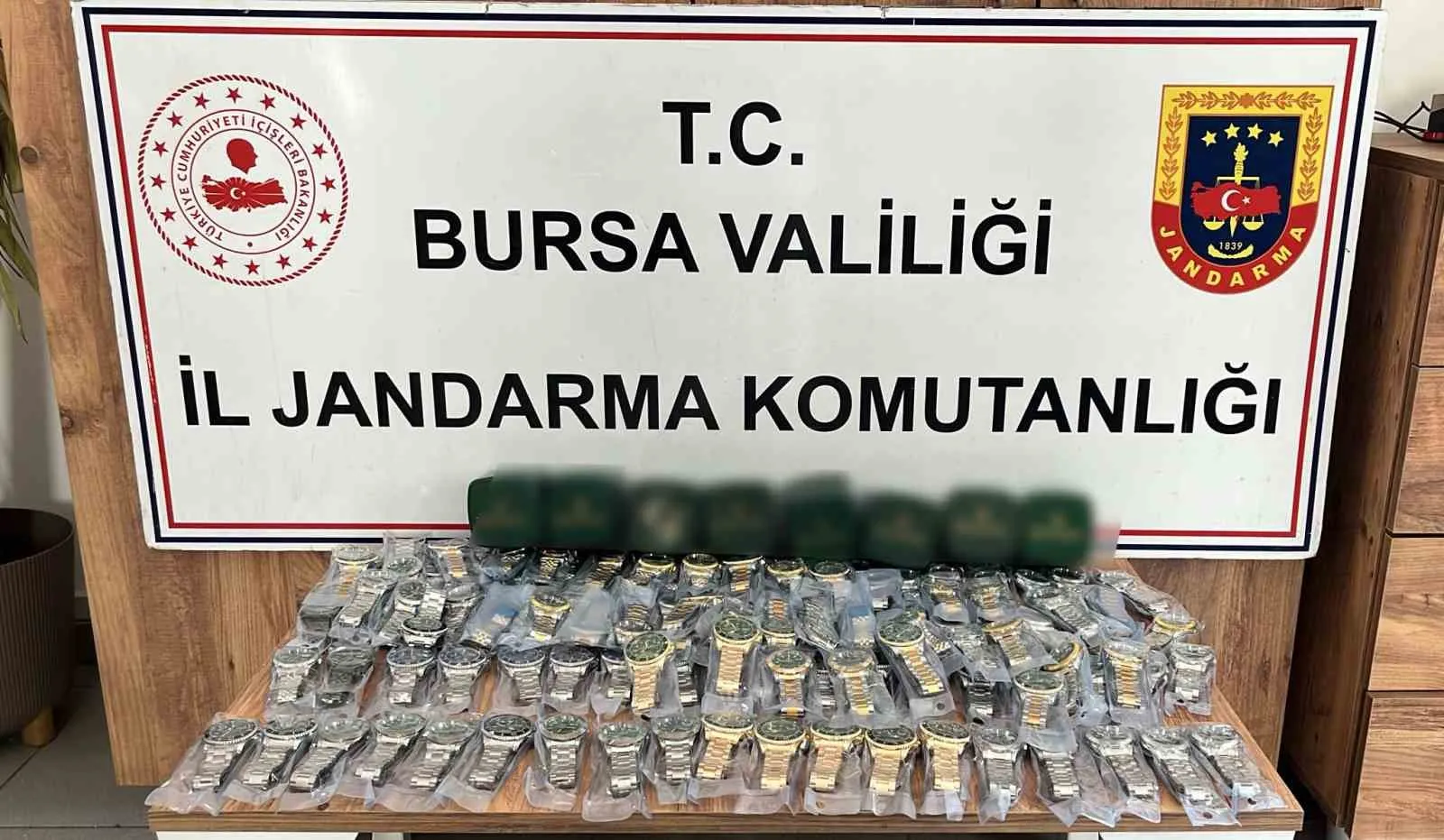 İnegöl’de Kaçak Rolex Operasyonu! Evden 150 Saat Çıktı