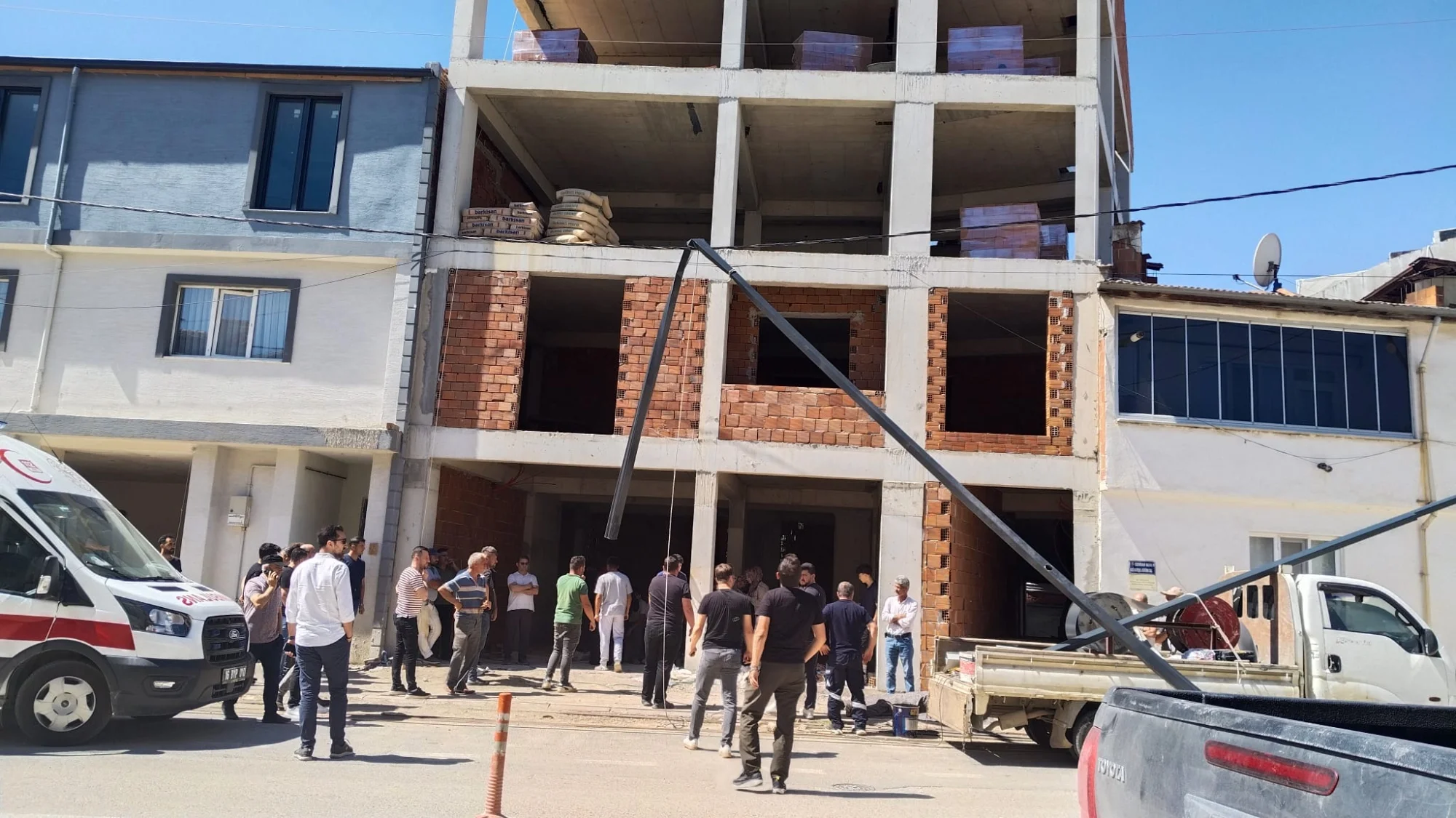 İnegöl’de Korkunç Ölüm: Elektrik Çarpan İşçi Çatıdan Düştü İnegöl’de Korkunç Ölüm: Elektrik Çarpan İşçi Çatıdan Düştü