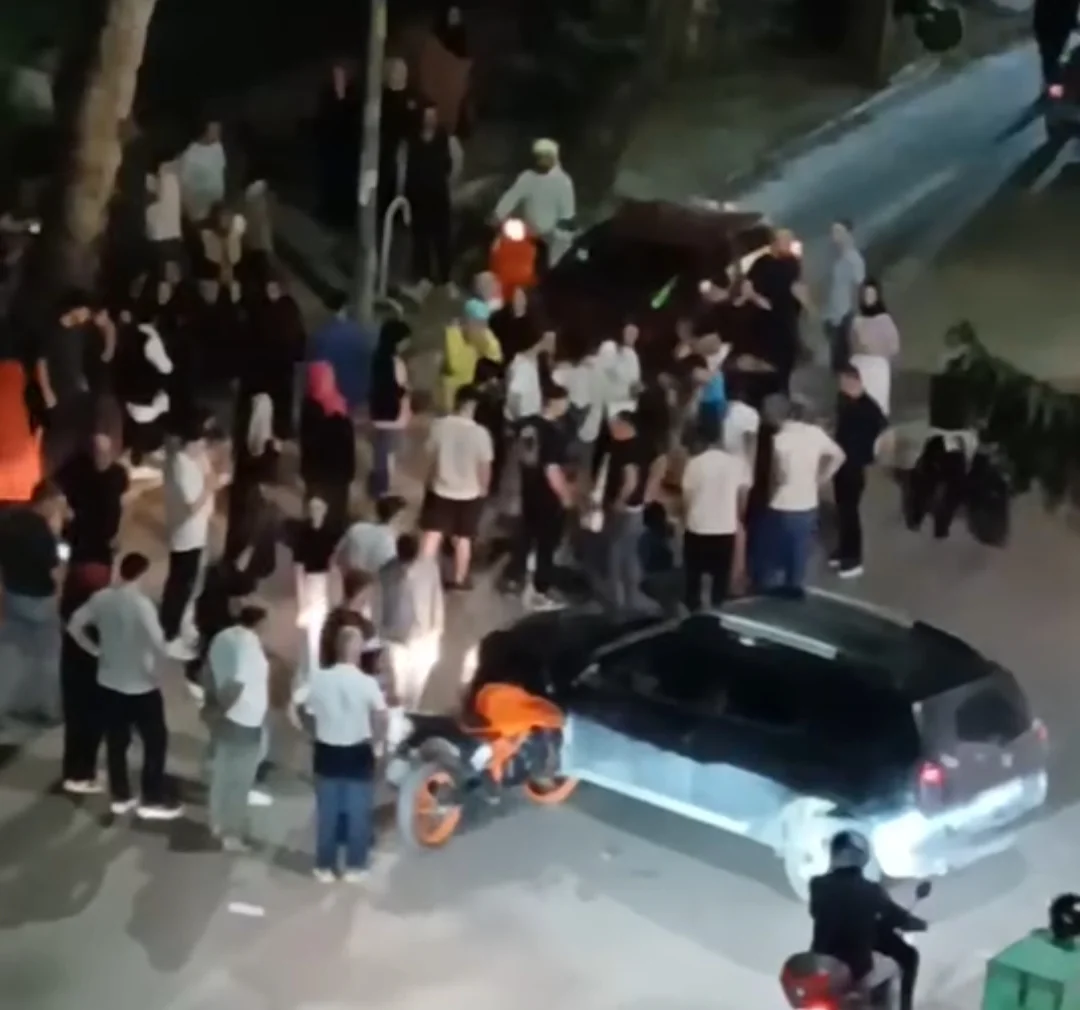 İnegöl’de U Dönüşü Faciası! Motosiklet Otomobile Saplandı