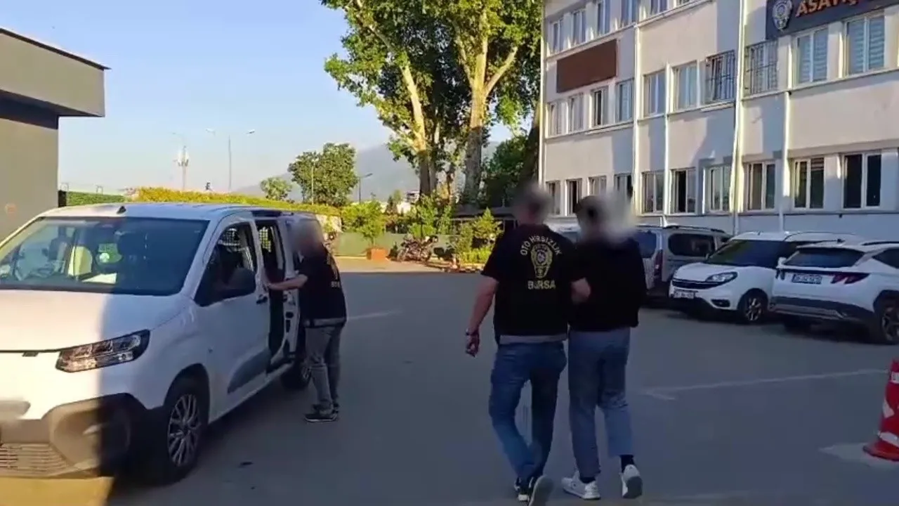 Bursa’da film gibi takip: 150 saatlik kamera incelemesiyle çalınan 3 araç bulundu, 2 hırsız tutuklandı