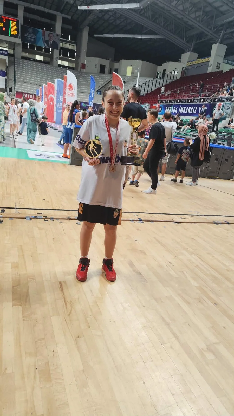 Aylin Akalın’dan İnegöl’e Birincilik Gururu Aylin Akalın’dan İnegöl’e Birincilik Gururu