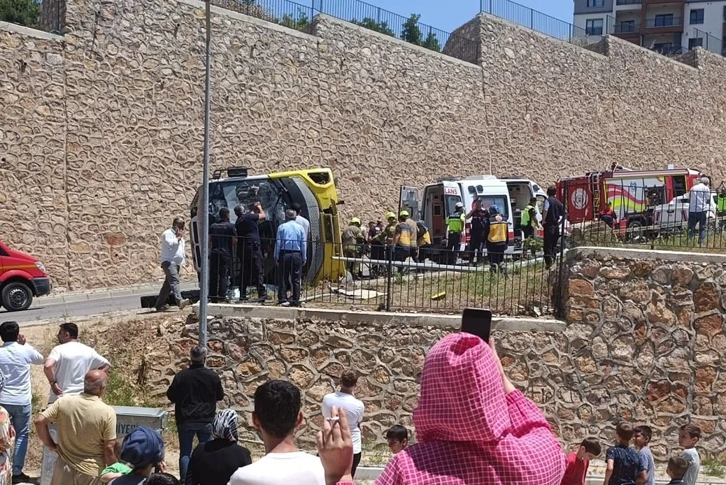 İnegöl'de feci kaza! Halk otobüsü devrildi