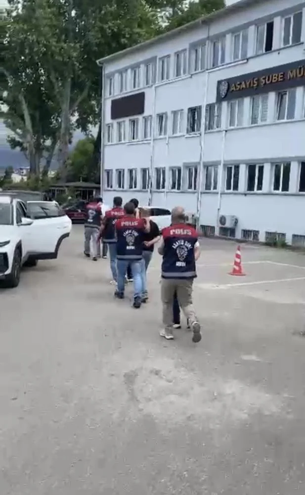 Polis mağduru oynadı, dolandırıcılar suçüstü yakalandı!