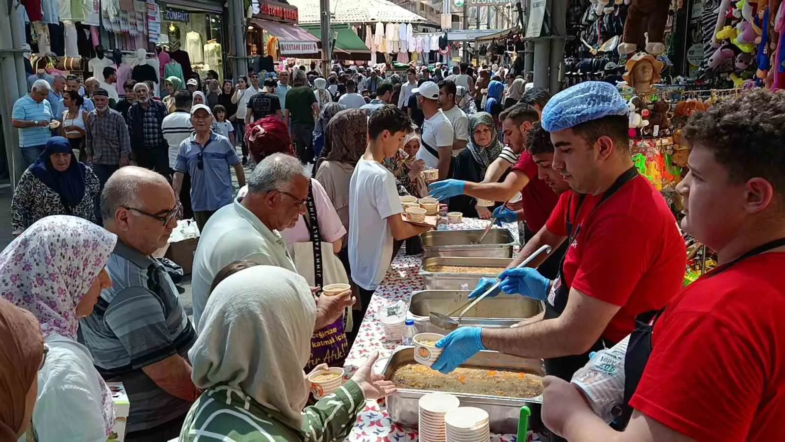 Bursa’da 30 yıllık gelenek...Tuzpazarı esnafı 5 bin kişiye aşure ikram etti